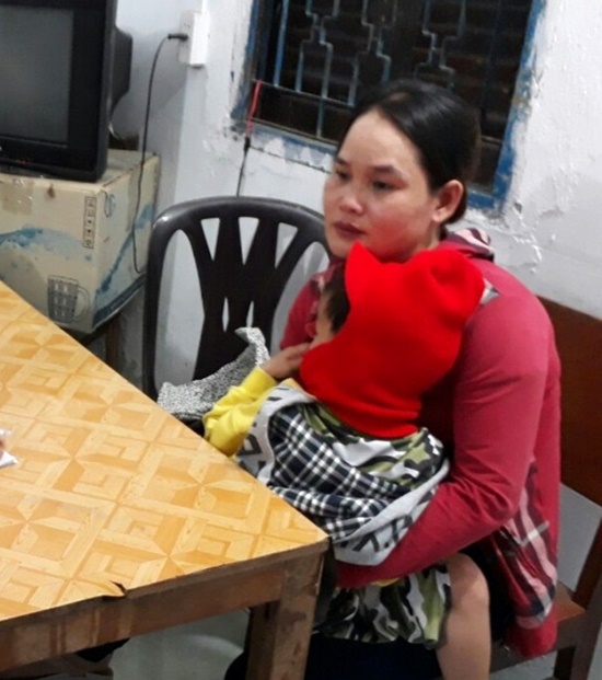 Ẵm con nhỏ, trốn truy nã đặc biệt - Ảnh 1.
