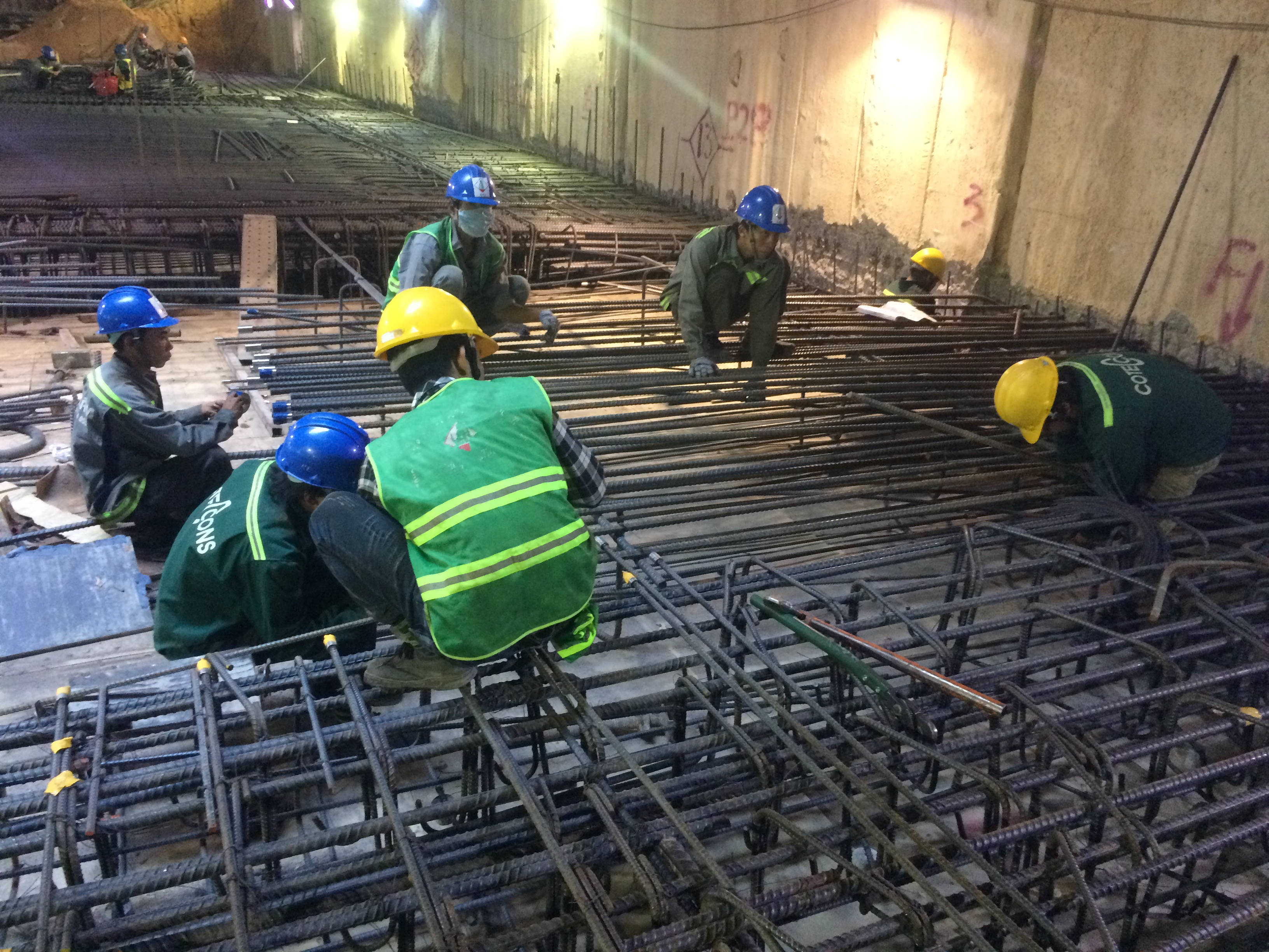 
Trong c&aacute;c c&ocirc;ng việc dưới l&ograve;ng metro n&agrave;y th&igrave; việc đan th&eacute;p l&agrave; nặng nhọc nhất
