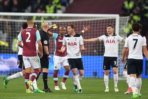 Thua derby London, Tottenham hết hy vọng tranh ng&ocirc;i v&ocirc; địch - Ảnh 3.