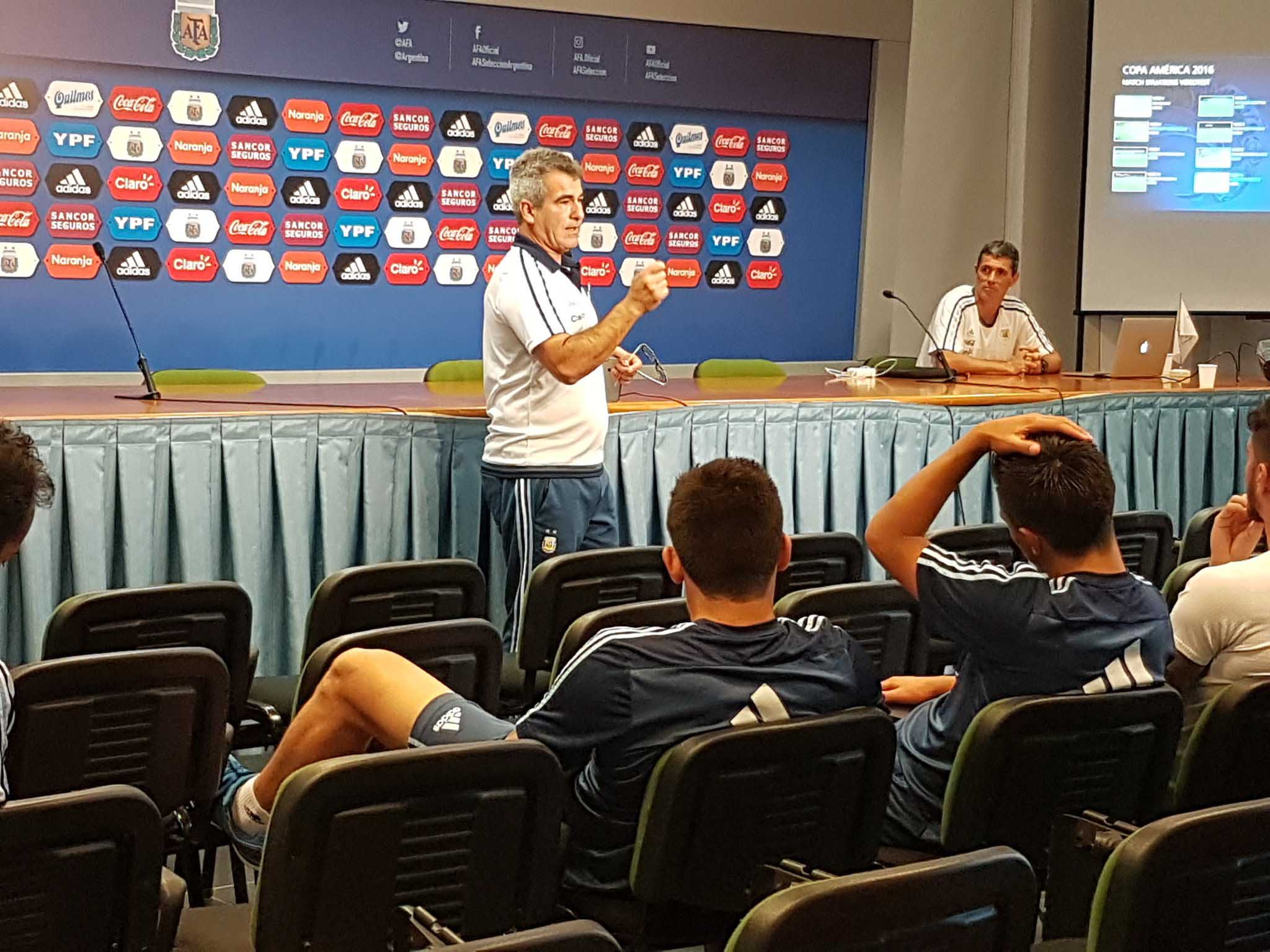 Argentina mời trọng tài dạy U20 "tránh thẻ"