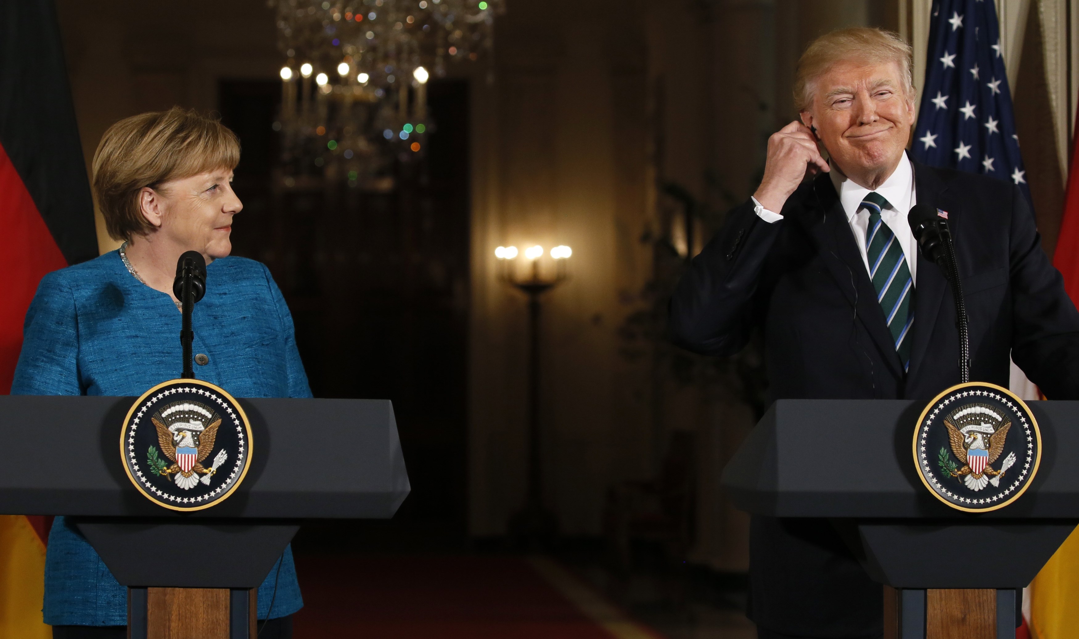 Tổng thống Trump v&agrave; b&agrave; Merkel trong cuộc họp b&aacute;o chung. Ảnh: Reuters