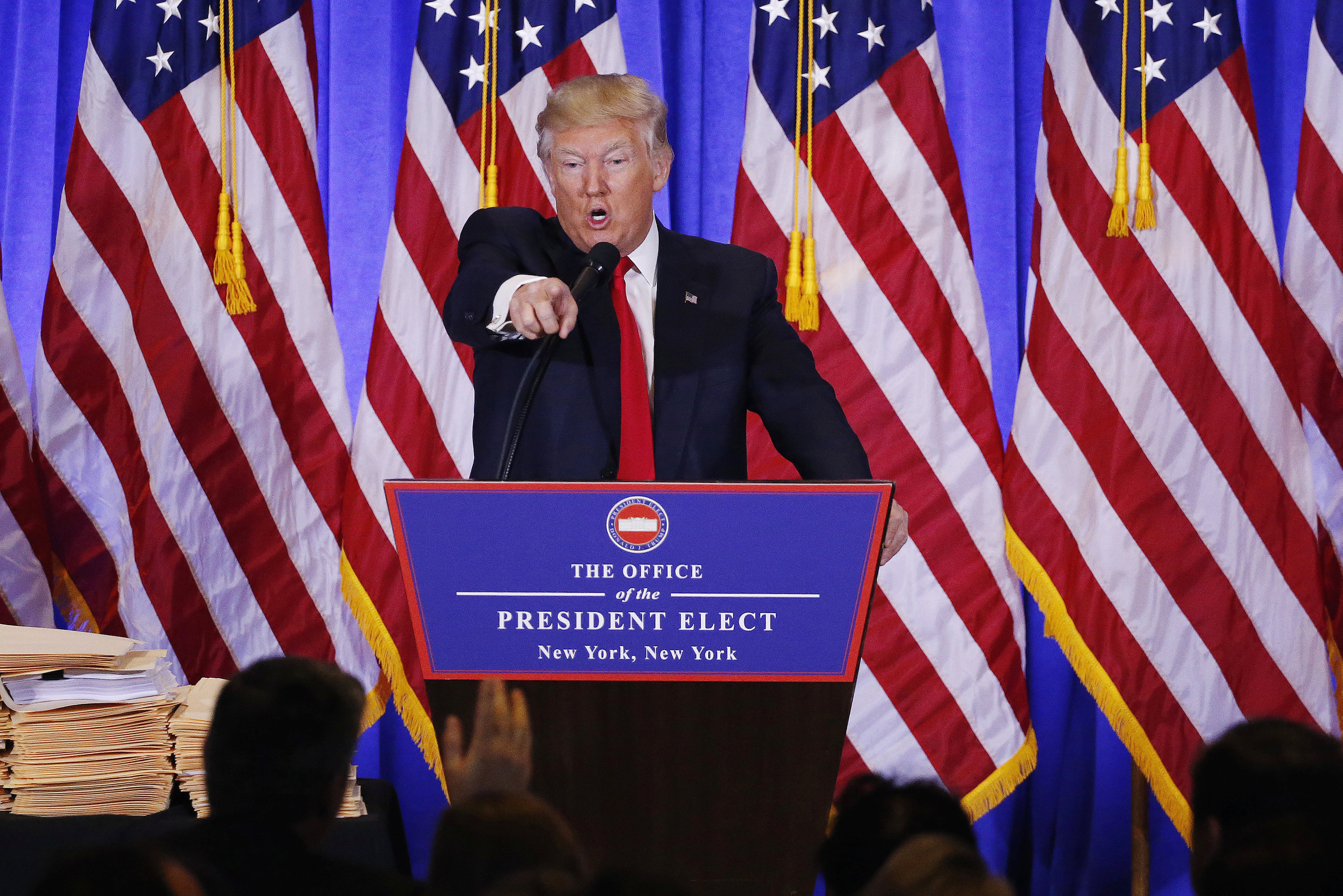 Ông Trump đối đầu tình báo và báo chí