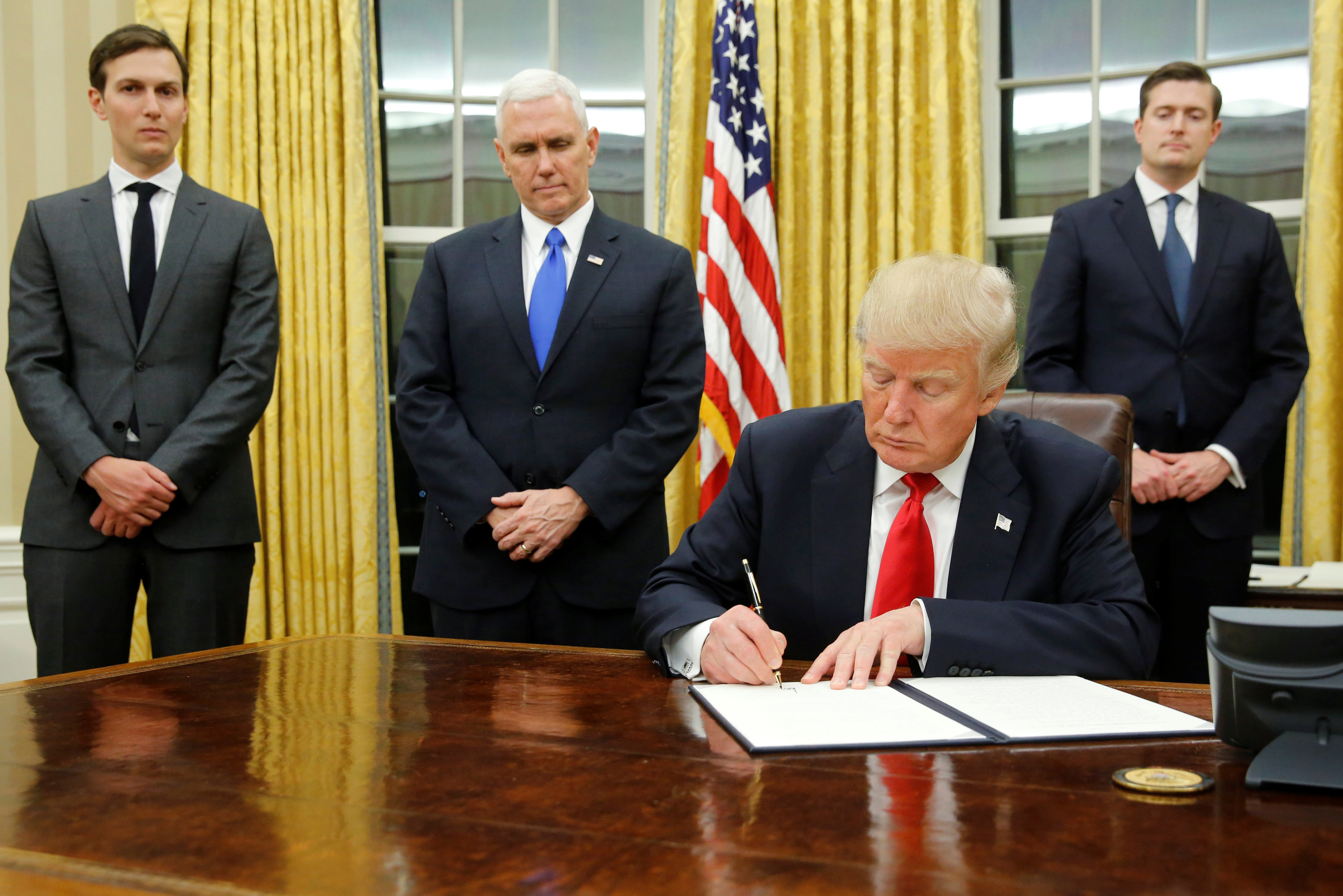 Ông Trump cứng rắn ngay khi nhậm chức