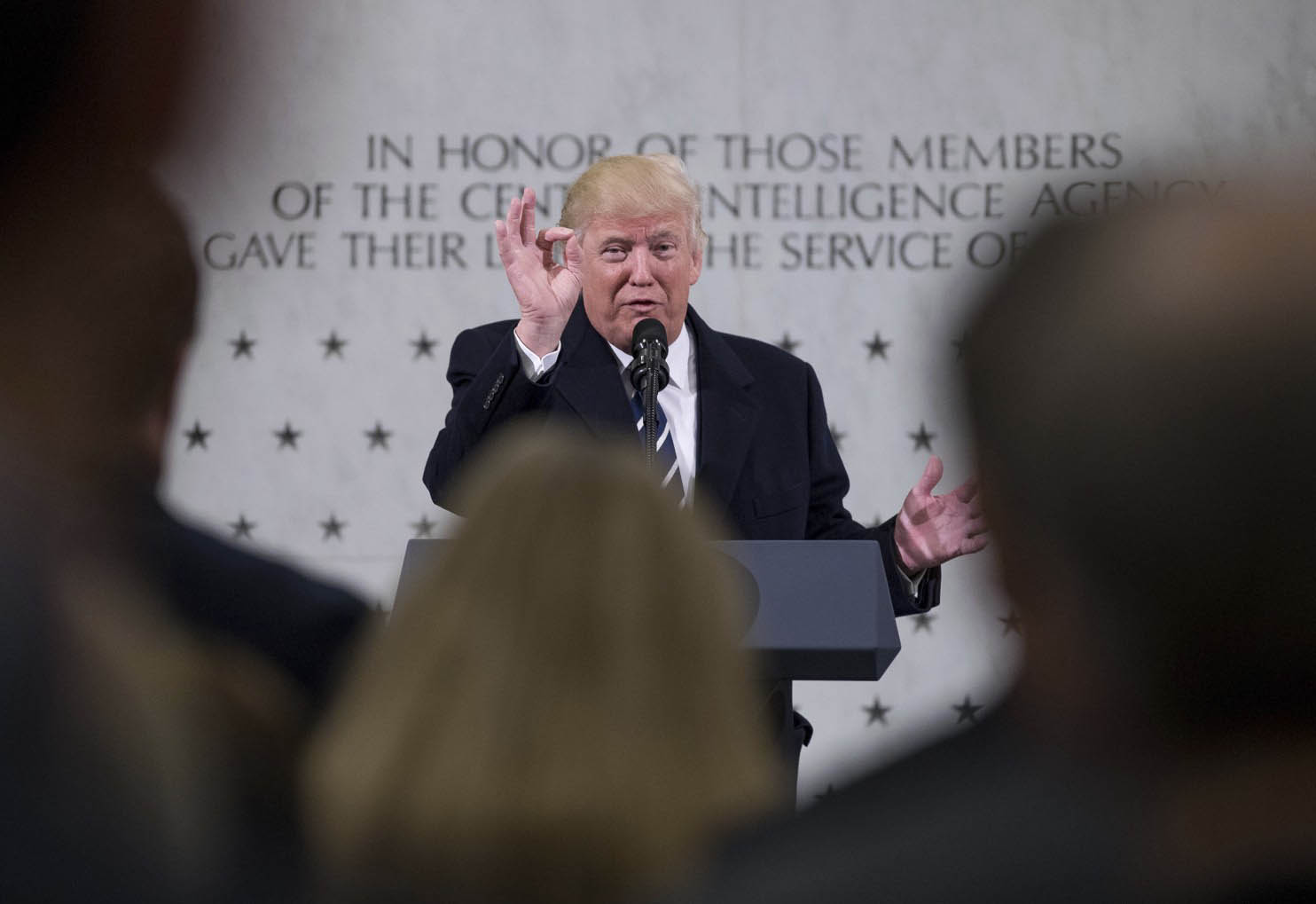 Ông Trump tìm cách xoa dịu giới tình báo