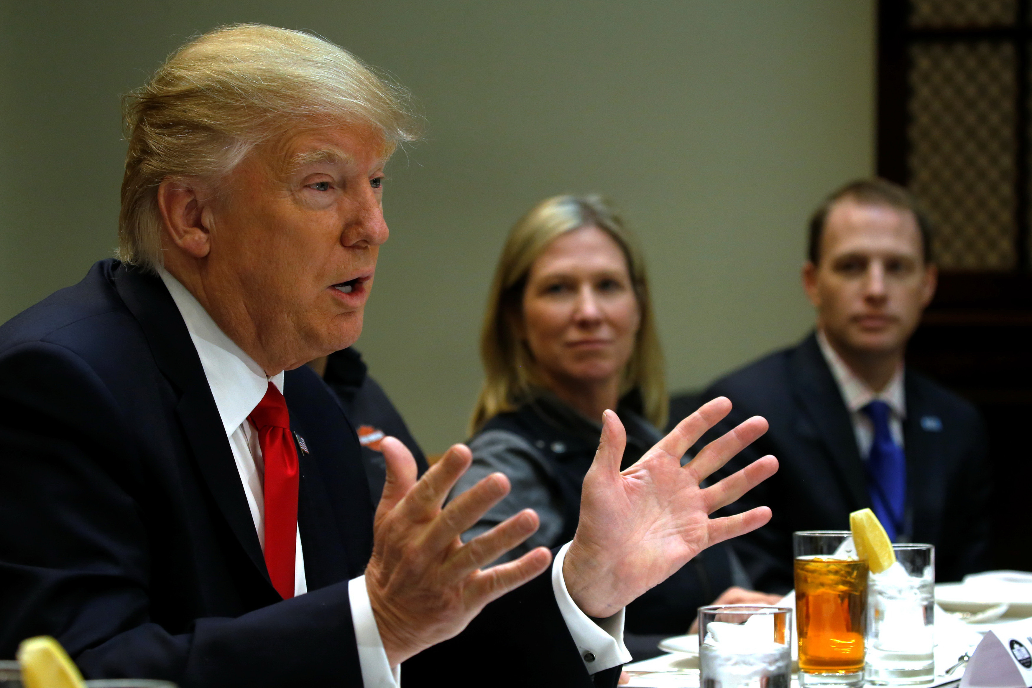 Tổng thống Trump bị nội công, ngoại kích