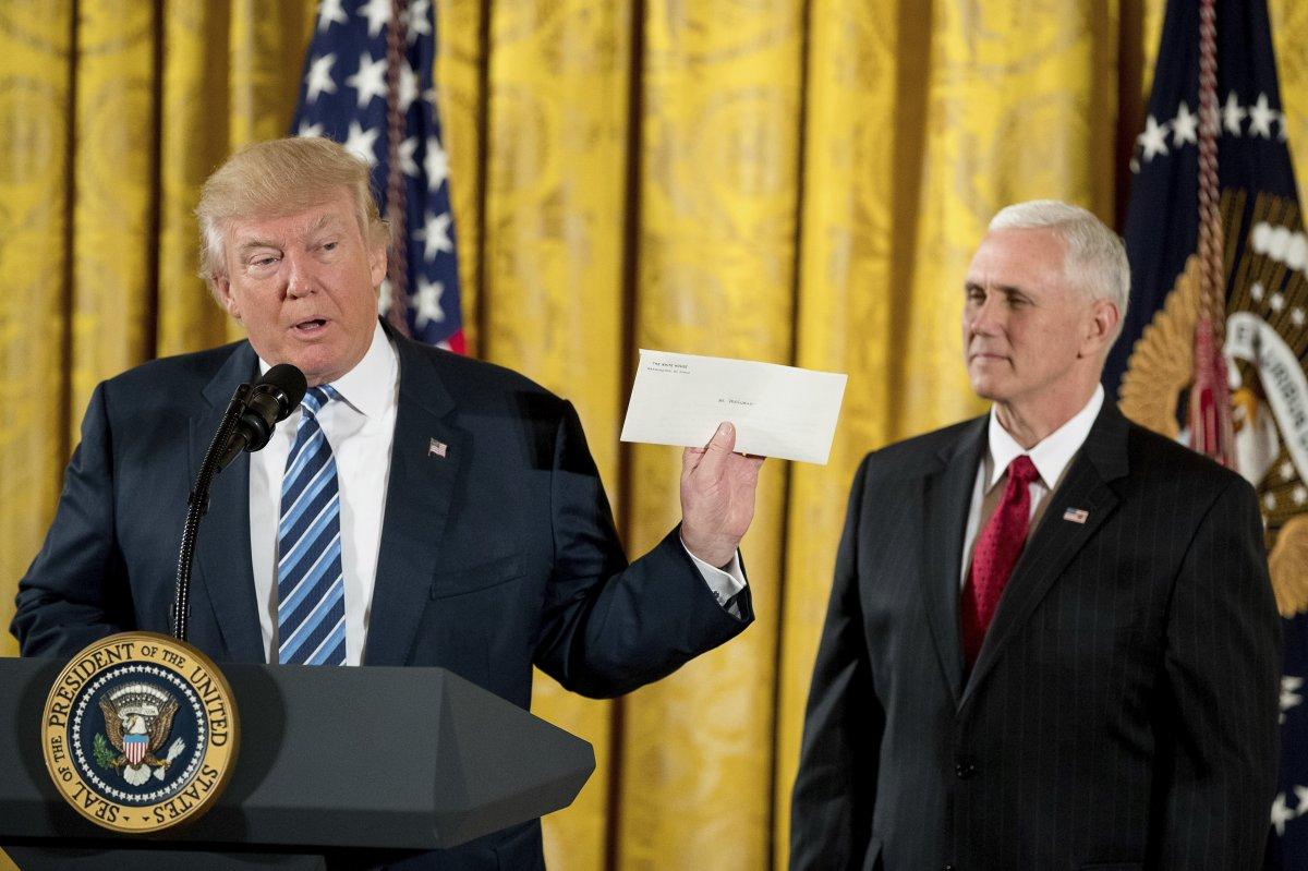 Ông Trump khoe bức thư nhận từ ông Obama