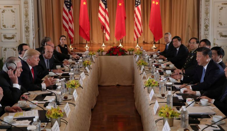 
Hai ph&aacute;i đo&agrave;n ngoại giao Mỹ-Trung b&ecirc;n b&agrave;n đ&agrave;m ph&aacute;n tại Mar-a-Lago bang Florida. Ảnh: Reuters

