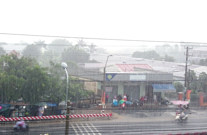 Nhiều người trú mưa ở ven lộ