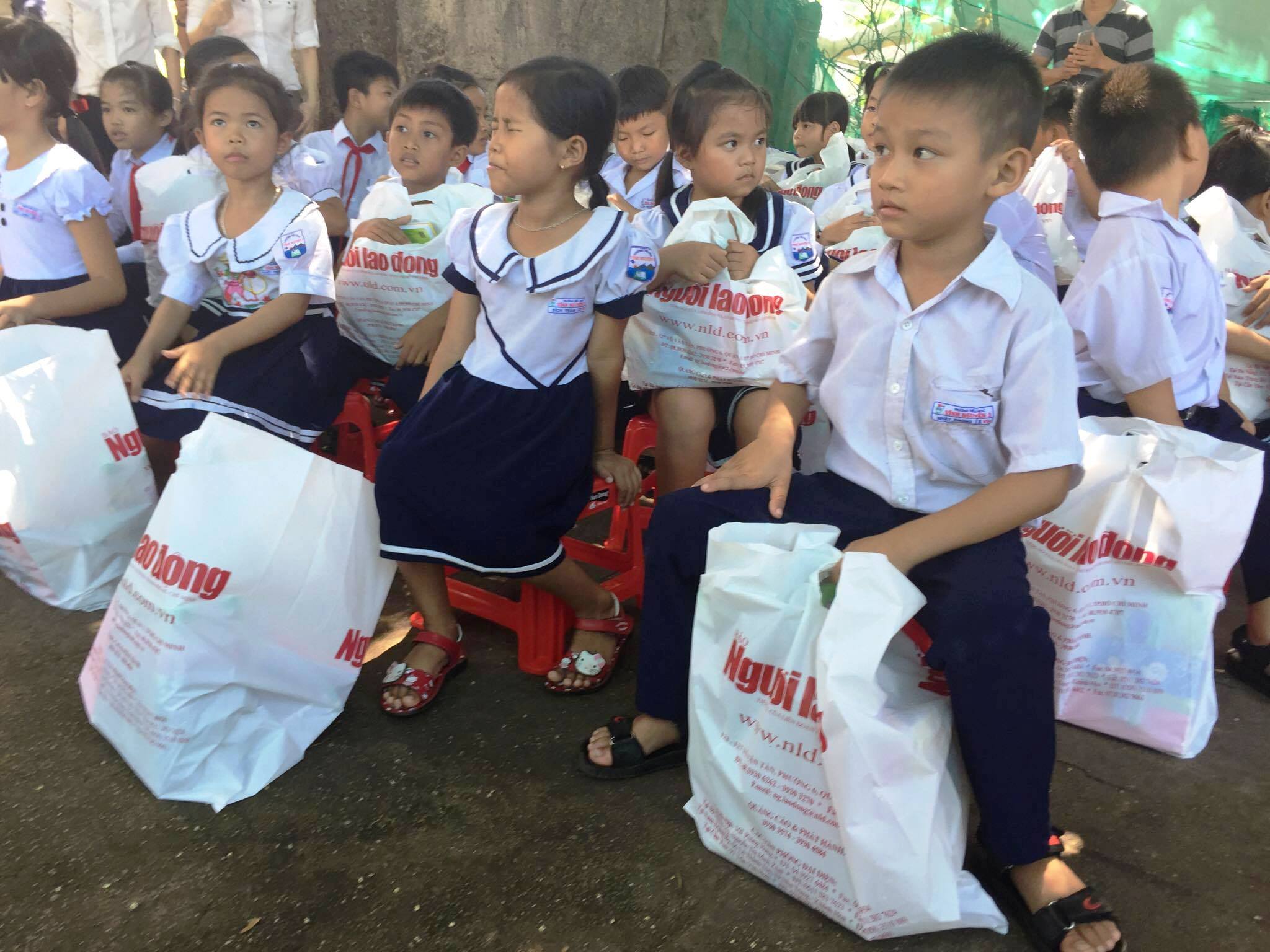 Trung thu sớm cho trẻ em biển đảo Khánh Hòa