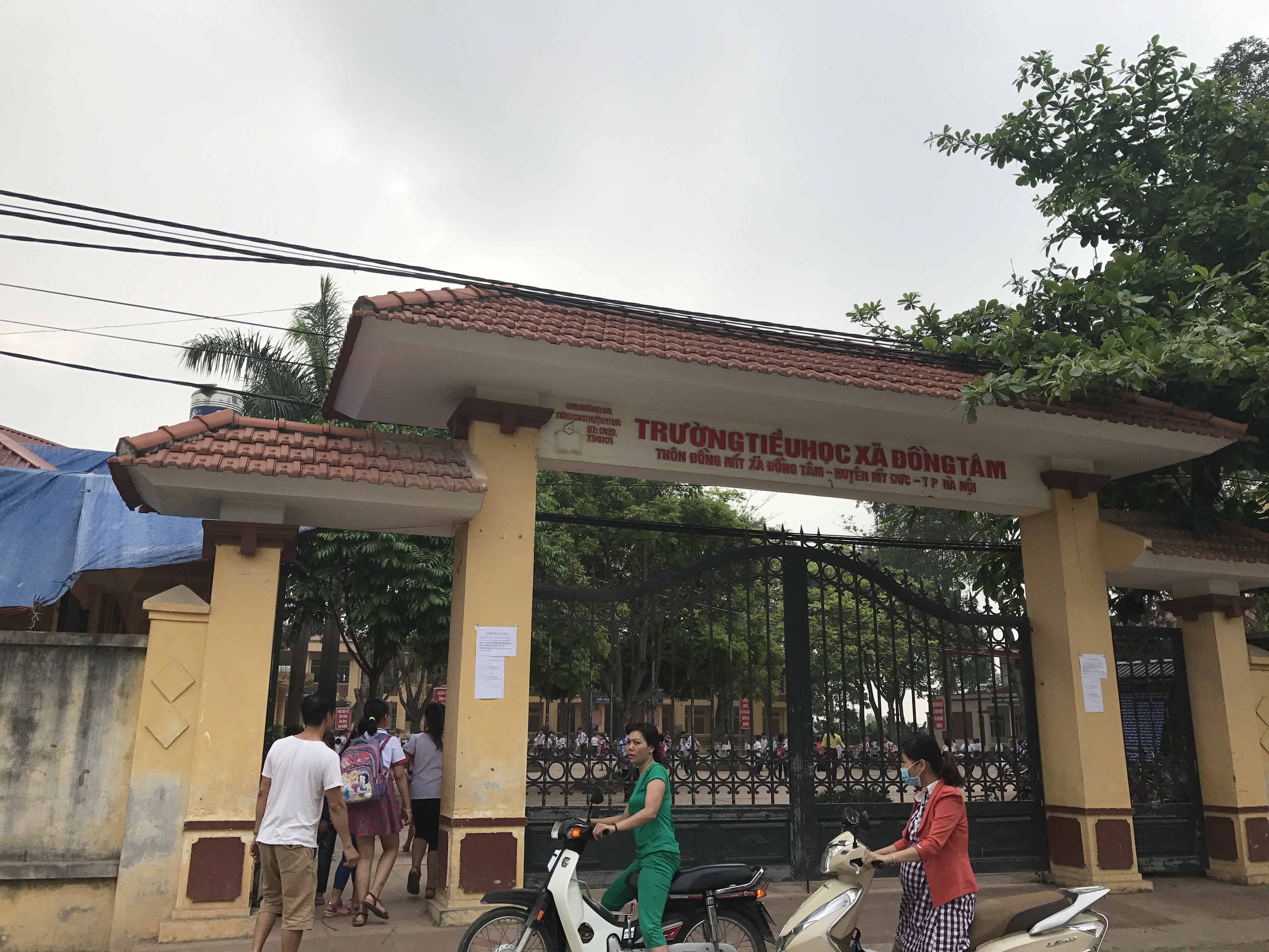 Nhiều phụ huynh đưa con đến Trường tiểu học xã Đồng Tâm sáng 20-4