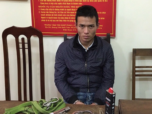 Đi trốn truy nã, mang theo còng số 8
