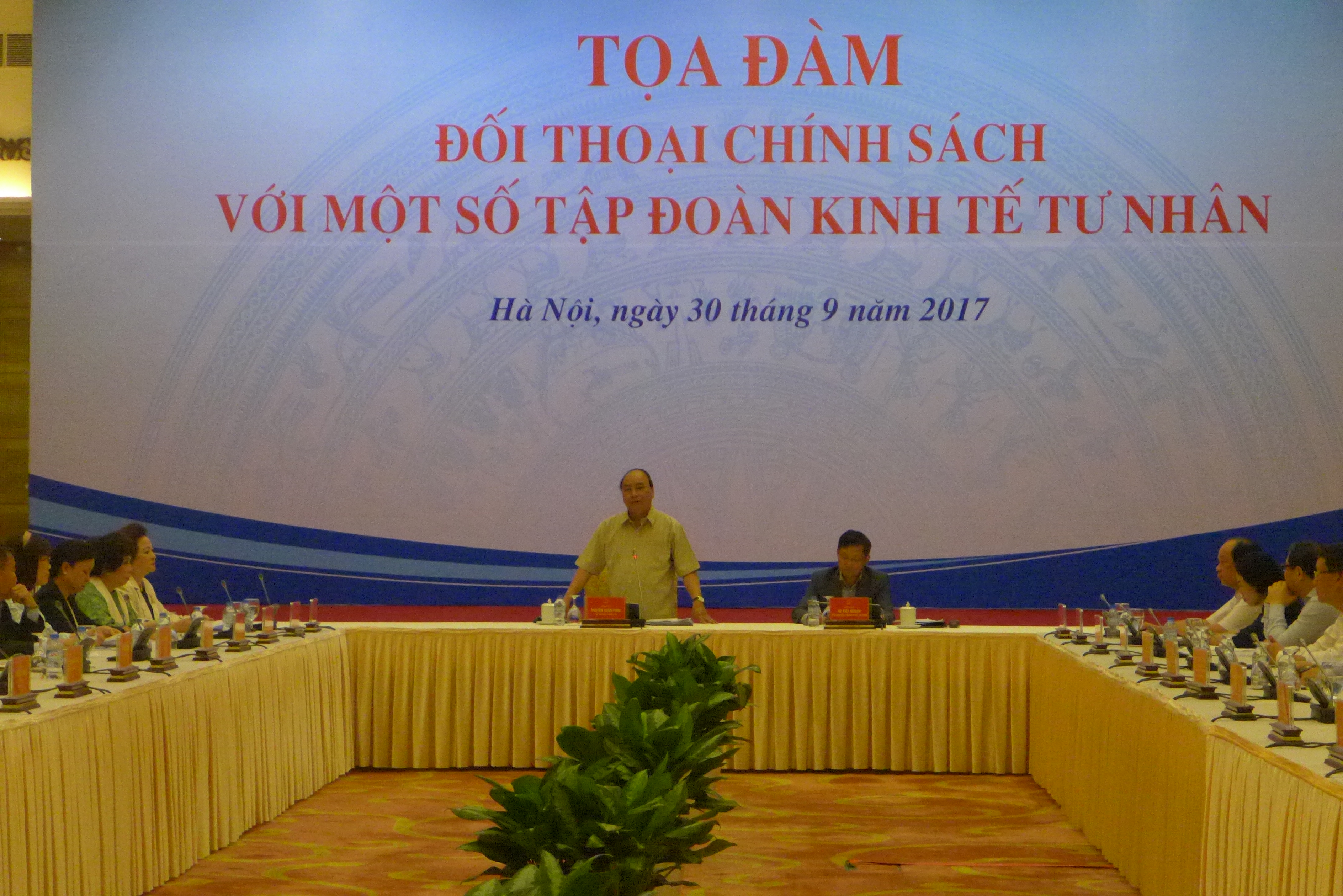 Thủ tướng lắng nghe g&oacute;p &yacute; của 14 tập đo&agrave;n tư nh&acirc;n - Ảnh 1.