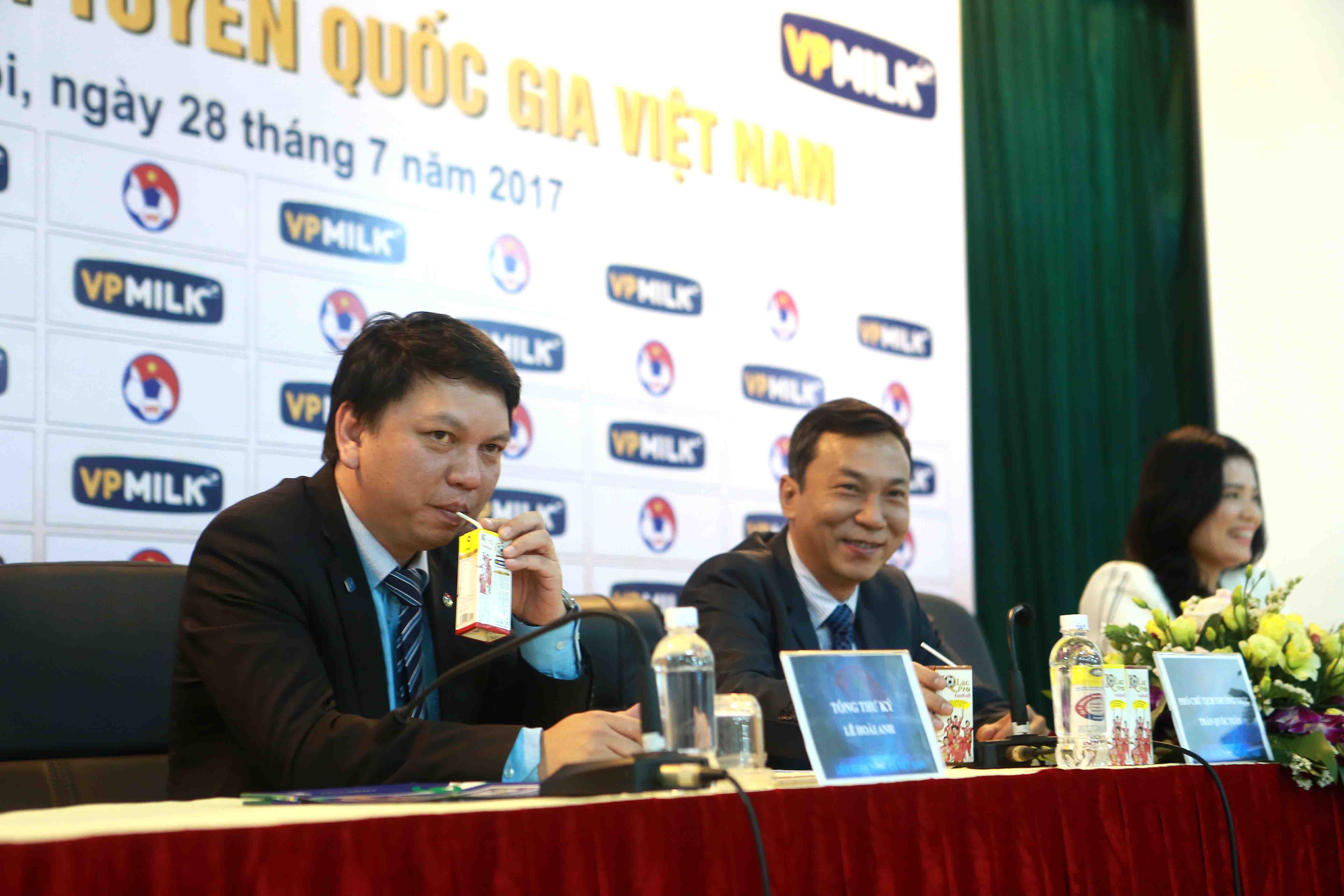 Thầy tr&ograve; Hữu Thắng nhận qu&agrave; từ VPMilk - Ảnh 4.