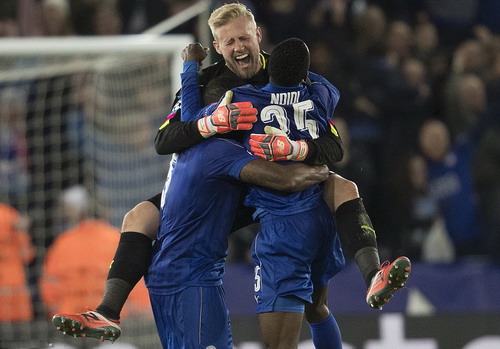 Schmeichel cứu phạt đền, Leicester City lại gây sốc Champions League