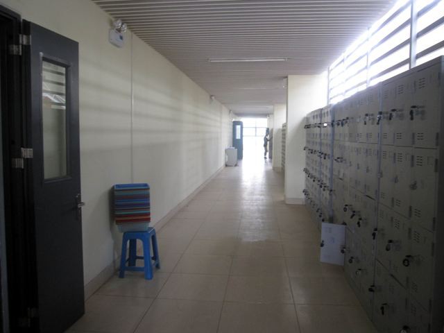 Huấn luyện viên bơi trộm điện thoại của nhân viên ngoại giao