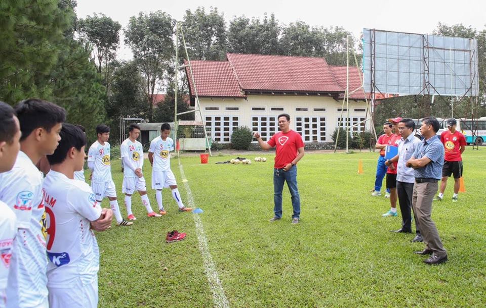 Khoảnh khắc b&agrave;n giao ghế HLV trưởng HAGL: Vui buồn lẫn lộn - Ảnh 2.