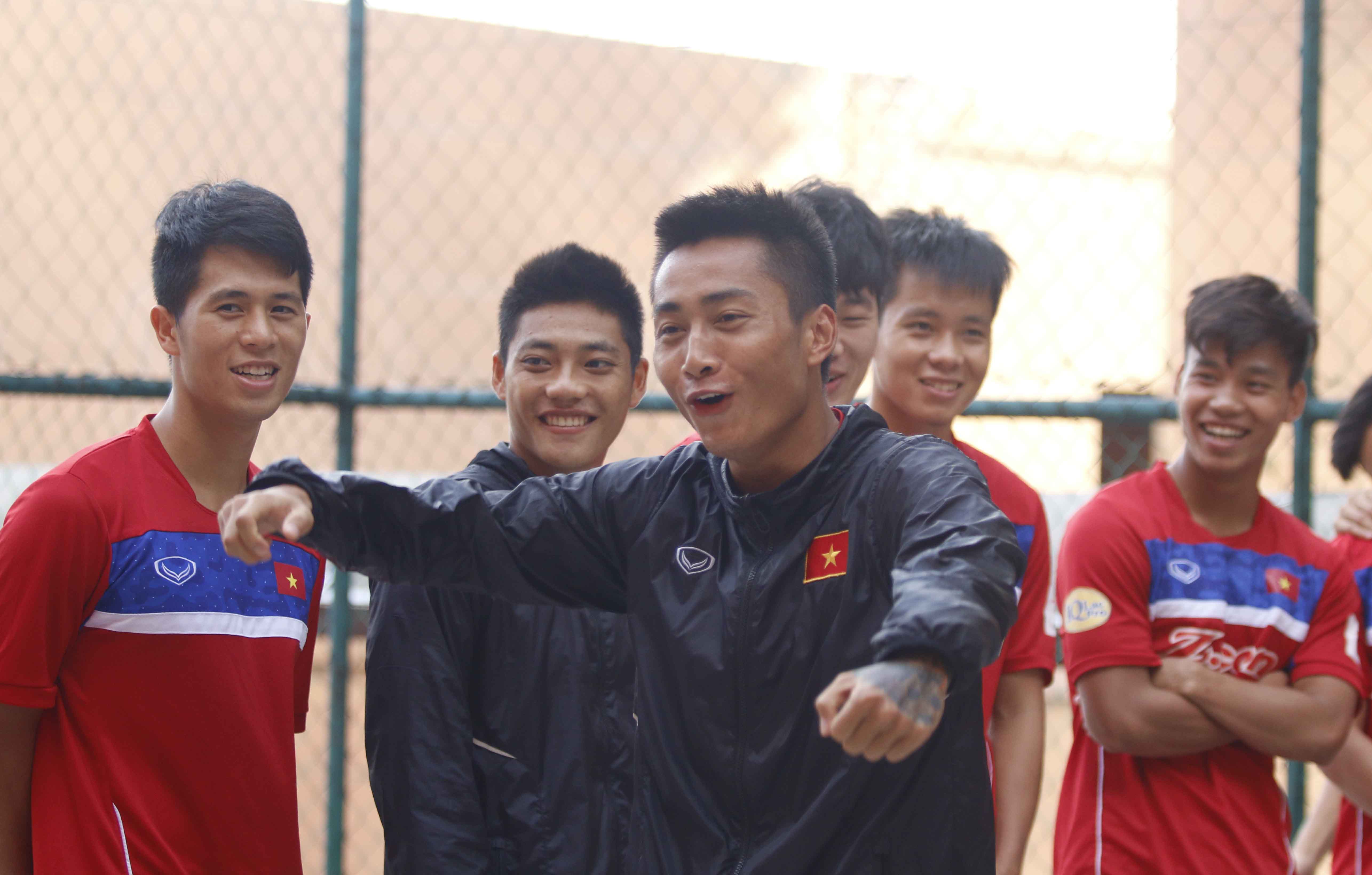 U22 Việt Nam chơi bóng rổ, Hồ Tuấn Tài cười rạng rỡ