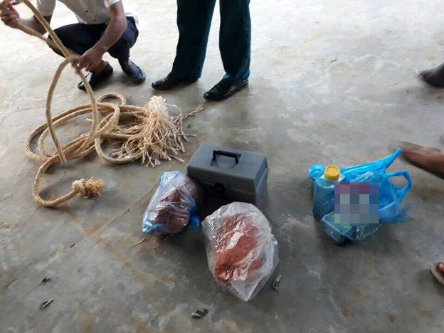 Bị mất 7.000 đồng, mẹ ép 2 con trai tự treo cổ
