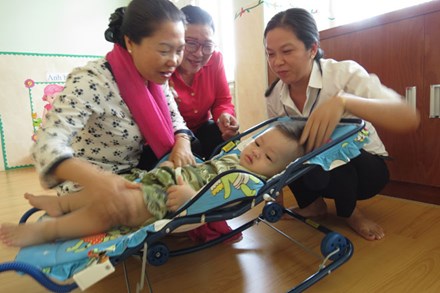 
Ph&oacute; Chủ tịch Tổng LĐLĐ Việt Nam Nguyễn Thị Thu Hồng (tr&aacute;i ảnh) thăm con c&ocirc;ng nh&acirc;n tại Trường Mầm non Khu chế xuất T&acirc;n Thuận (TPH CM) .Ảnh: L&Ecirc; TUYẾT
