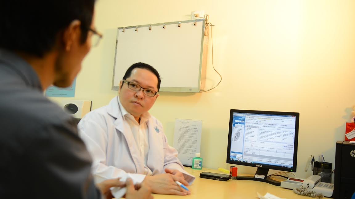Người đàn ông khốn khổ với tinh hoàn trốn trong bụng suốt 20 năm của mình.