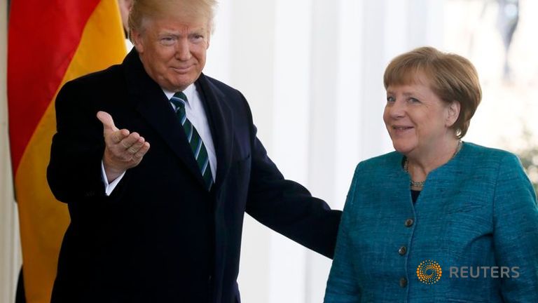 Cử chỉ lạ của ông Trump với bà Merkel
