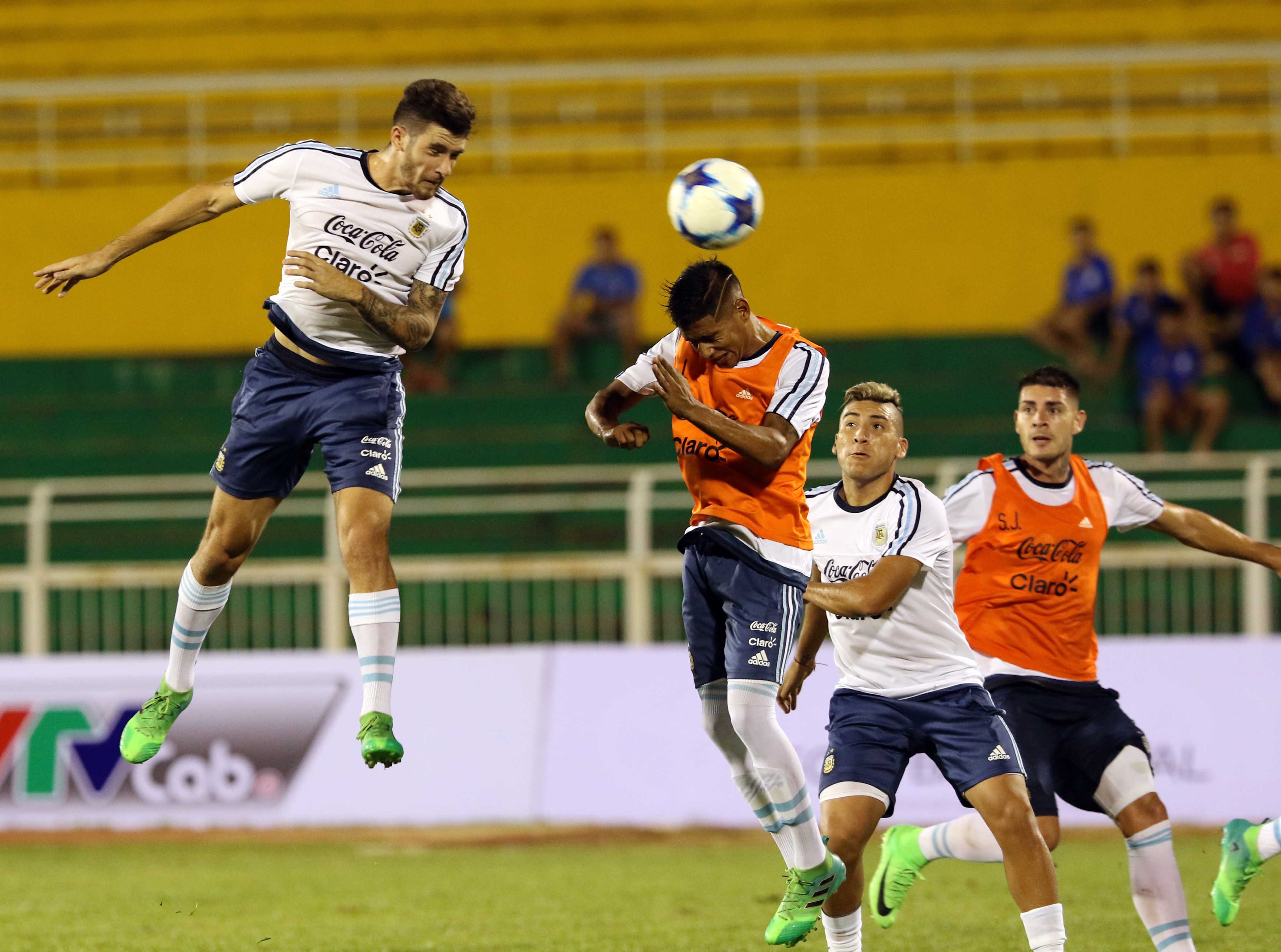 Các HLV U20 Argentina thích... chụp ảnh - Ảnh 3.