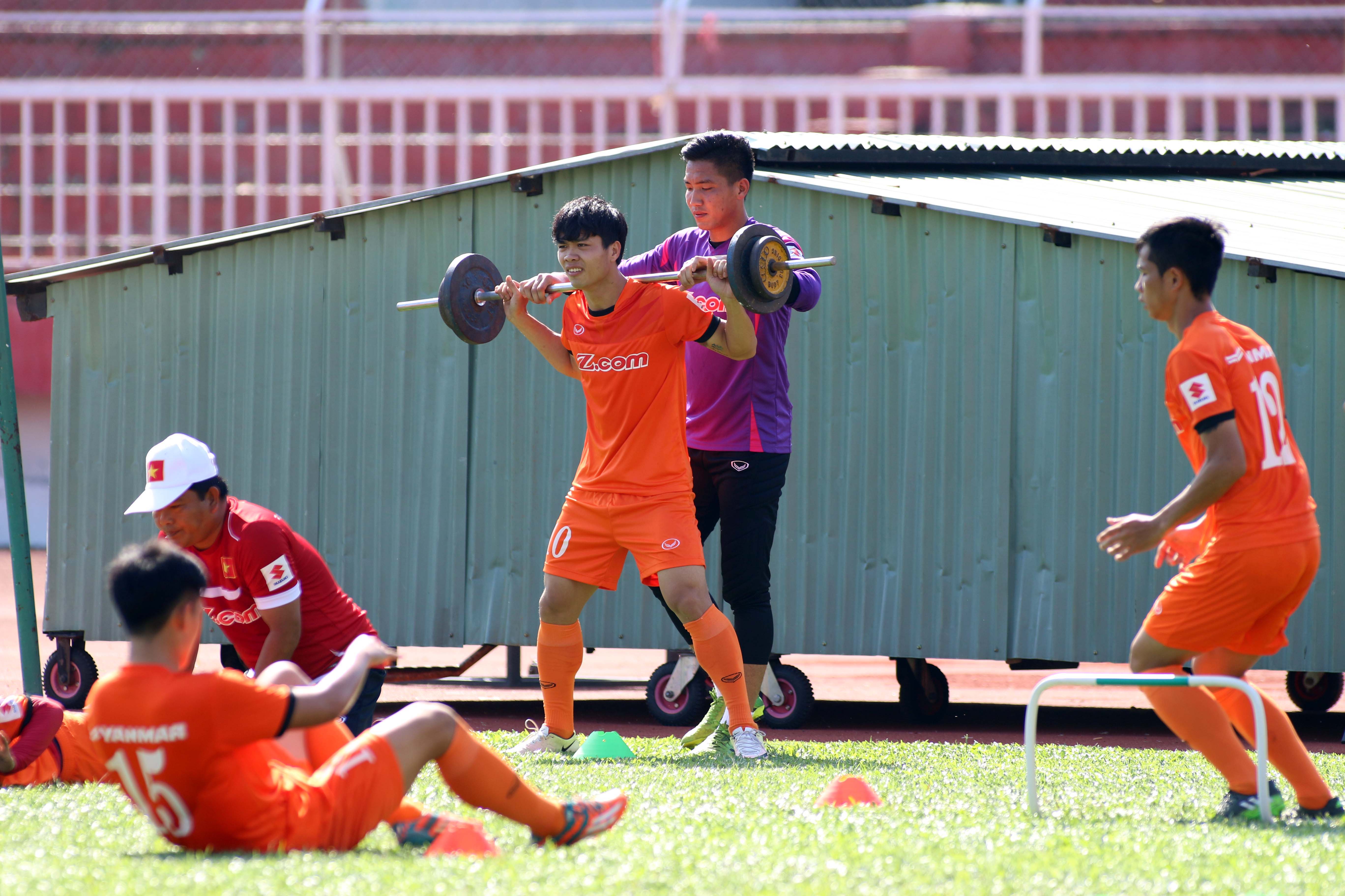 C&ocirc;ng Phượng tập thể lực trong buổi tập ng&agrave;y 4-2 Ảnh: Quang Li&ecirc;m