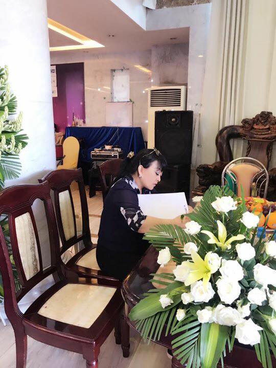 Ca sĩ Hương Lan kh&oacute;c nh&agrave; thơ Ngọc B&iacute;ch - Ảnh 4.