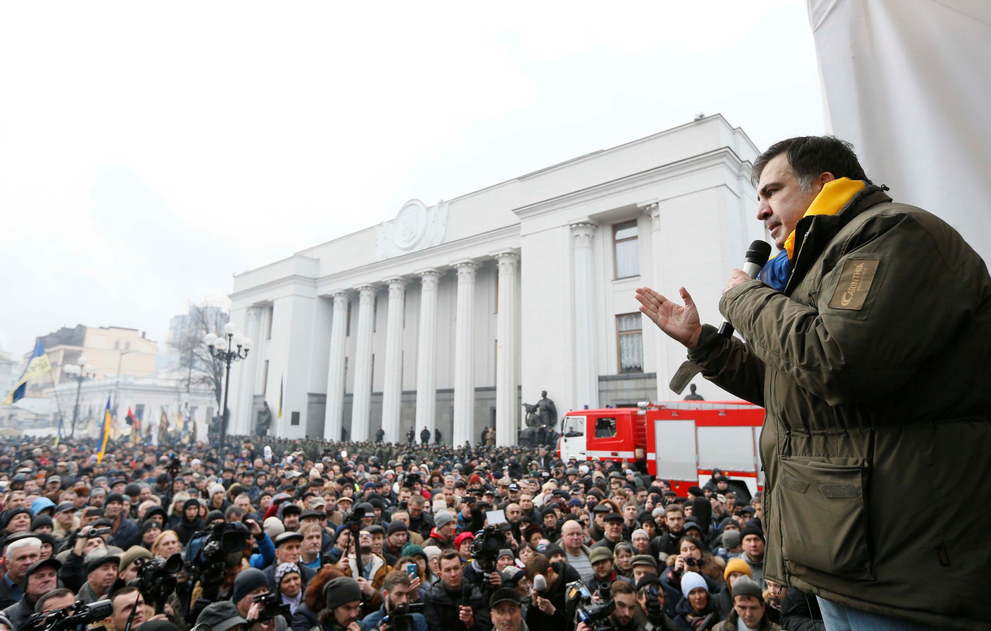 
&Ocirc;ng Saakashvili ph&aacute;t biểu trước người ủng hộ ở Kiev sau khi được giải tho&aacute;t h&ocirc;m 5-12
