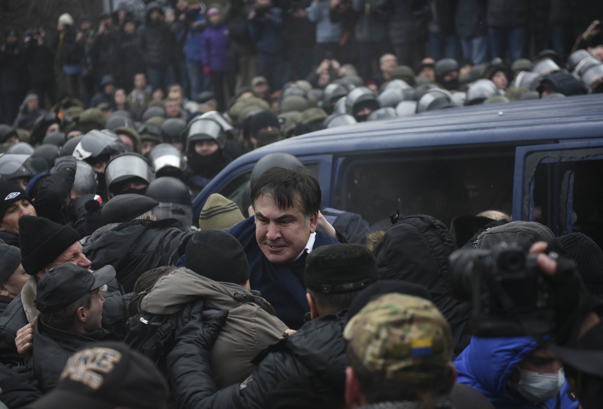 
&Ocirc;ng Saakashvili chật vật tho&aacute;t ra khỏi xe cảnh s&aacute;t
