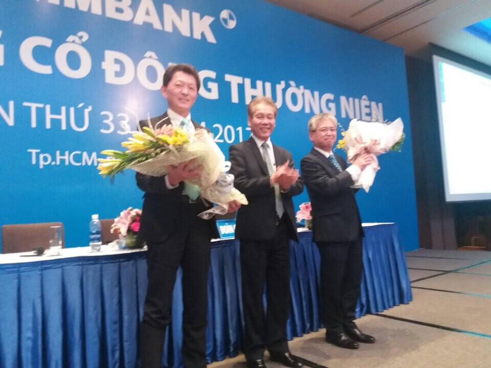 &Ocirc;ng Yutaka Moriwaki (b&igrave;a tr&aacute;i), th&agrave;nh vi&ecirc;n HĐQT mới của Eximbank vừa được bầu. Ảnh: Thy Thơ