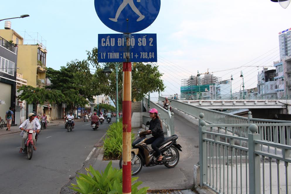
Cầu đi bộ số 2 cũng bị xe m&aacute;y gi&agrave;nh
