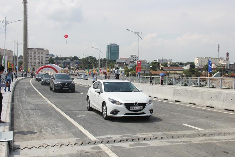 
Cầu An Hảo được th&ocirc;ng xe trong khi một số hạng mục kh&aacute;c đang được tiếp tục ho&agrave;n thiện
