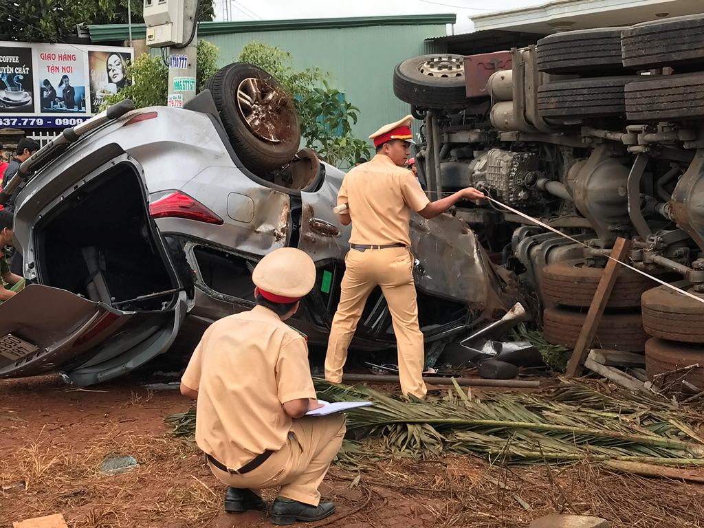 T&ocirc;ng nhau rồi lật tr&ecirc;n đường Hồ Ch&iacute; Minh, nhiều người bị thương - Ảnh 2.