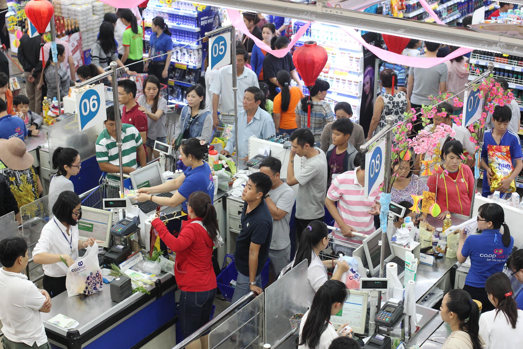 Hàng Tết ùn ùn đổ về TP HCM