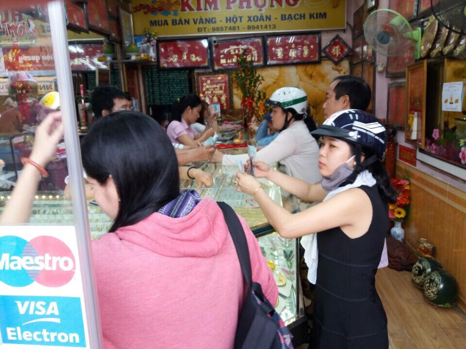Đổ xô mua vàng vía Thần Tài