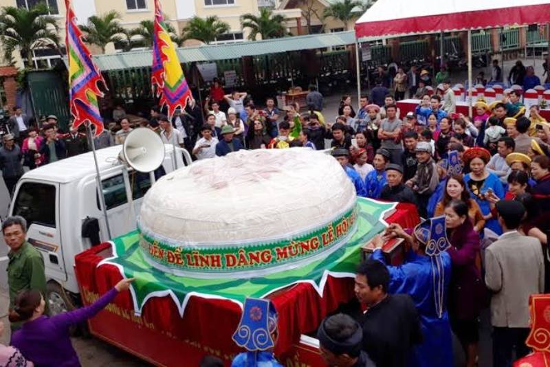 Làm bánh dày nặng 2 tấn dâng vị thần “Một chân”