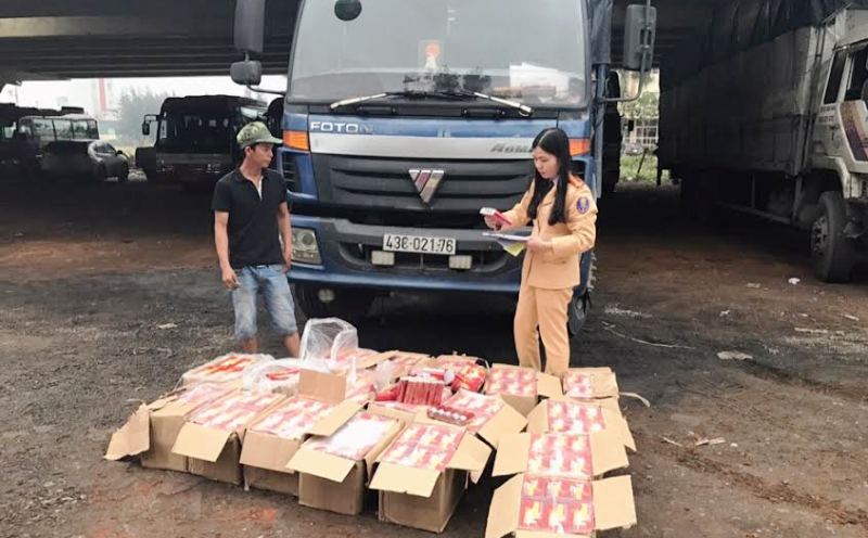 Bắt xe tải chở hơn 2.000 quả pháo lậu vào Đà Nẵng