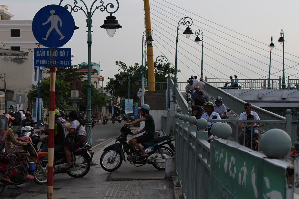 
Xe m&aacute;y &ugrave;n &ugrave;n qua cầu đi bộ số 1
