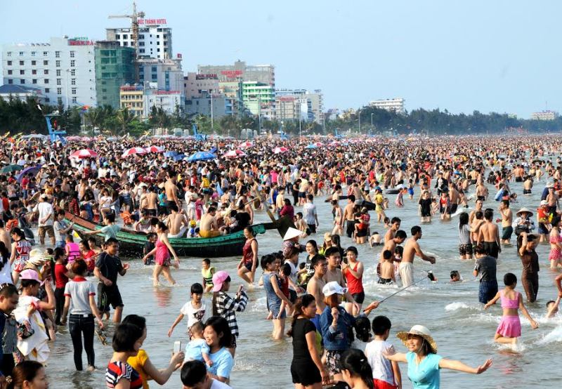 Biển người chen nhau tắm ở Sầm Sơn chiều ngày 30-4