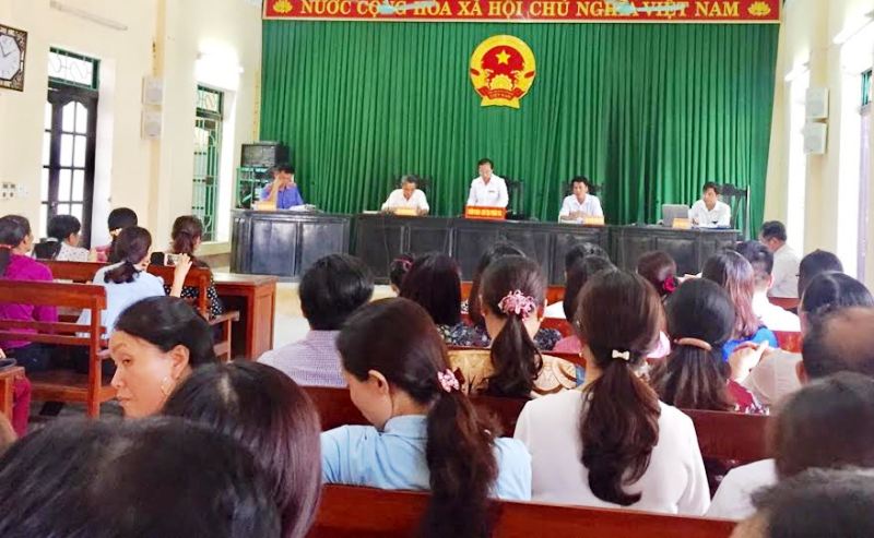 Bé gái bị ném mù mắt ở trường được bồi thường 105 triệu đồng - Ảnh 1.