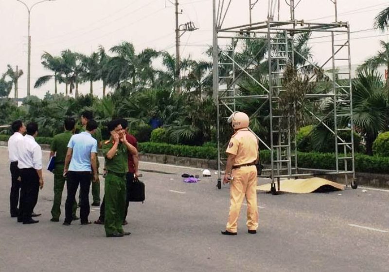 Bảo vệ bị điện giật chết khi lắp đèn chiếu sáng