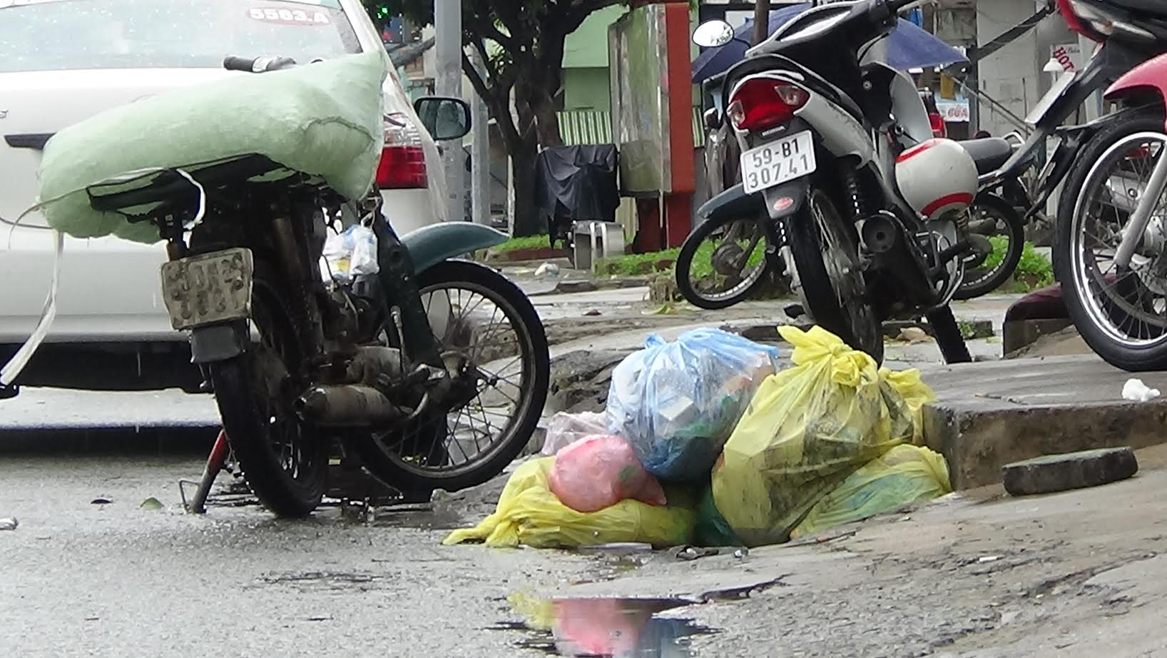 Thi nhau bít miệng cống thoát nước