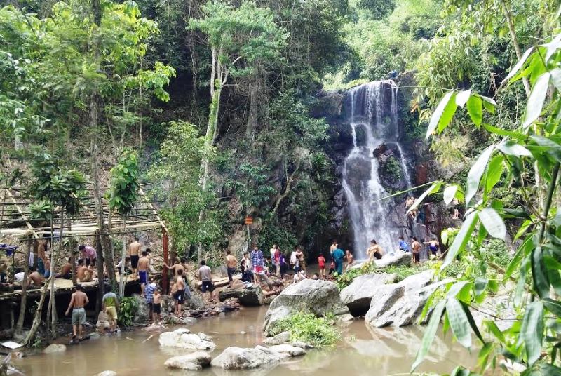 Người d&acirc;n &ugrave;n &ugrave;n xuống biển, v&agrave;o rừng trốn nắng n&oacute;ng - Ảnh 6.