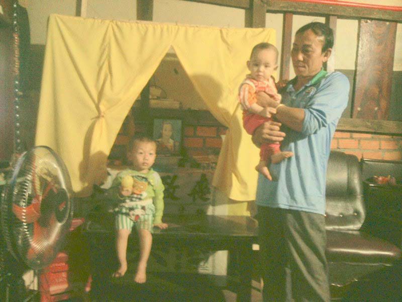 Hai trẻ mồ côi cần vòng tay nhân ái