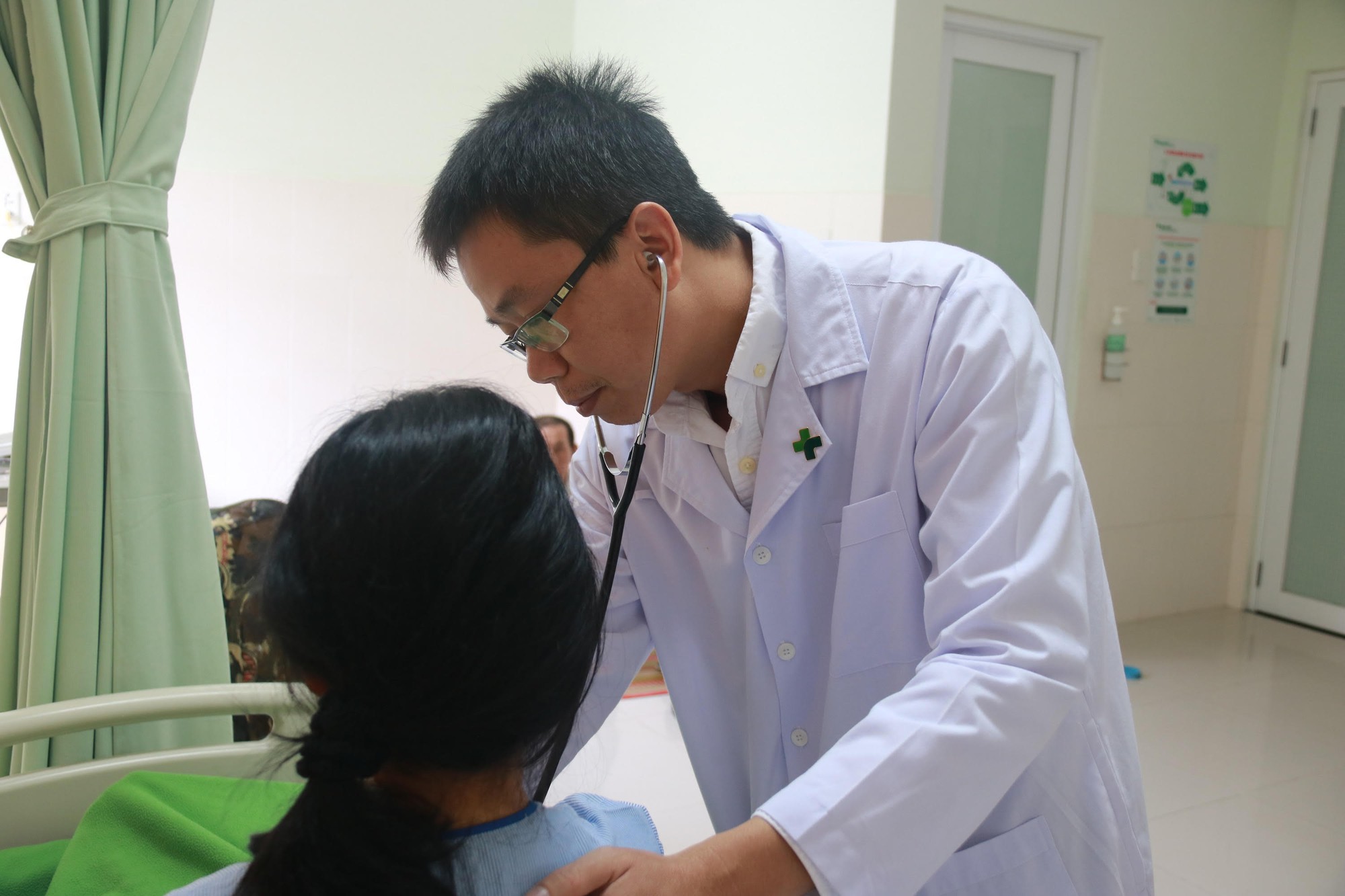 Nhờ b&aacute;c sĩ vận động 100 triệu đồng, 1 bệnh nh&acirc;n tho&aacute;t khỏi ngất li&ecirc;n tục - Ảnh 1.