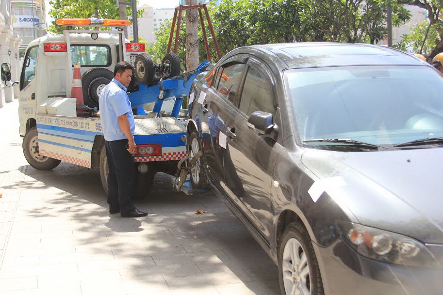 Quận 1 cẩu xe chiếm vỉa hè