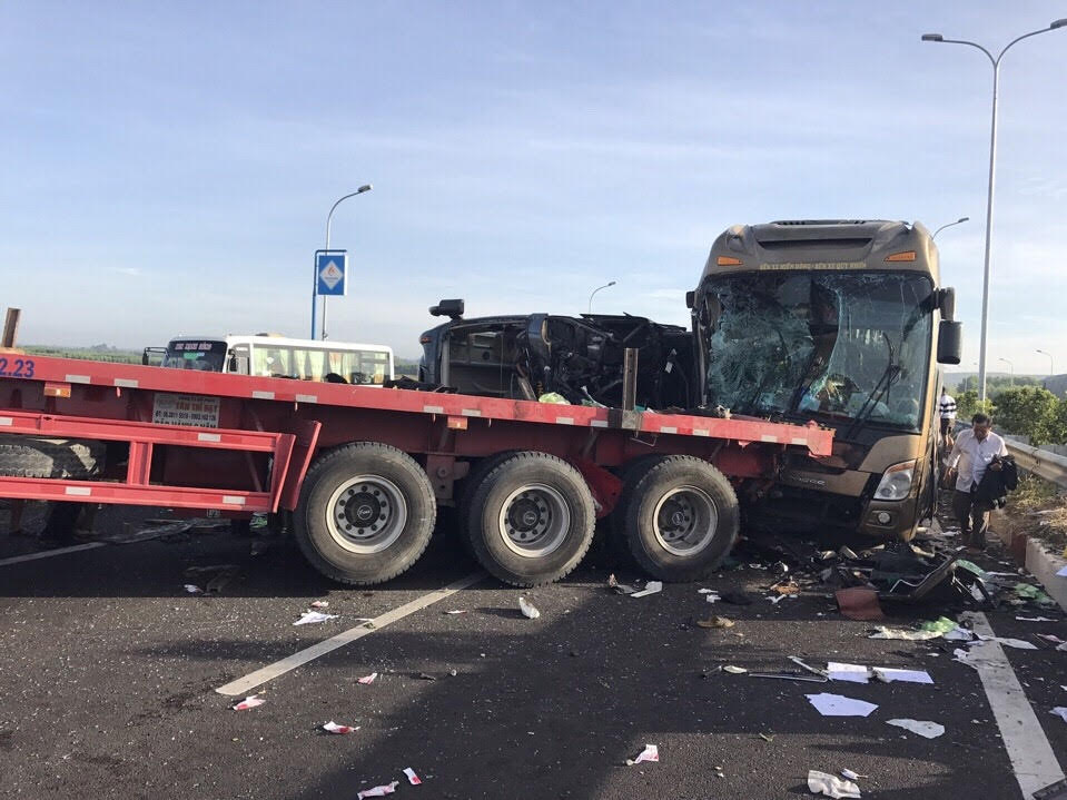 Lúc 10 giờ 30 phút ngày 4-1, thông tin từ Công ty CP Dịch vụ kỹ thuật đường cao tốc Việt Nam VECE cho biết 2 trong số 5 hành khách bị thương trong vụ tai nạn sáng cùng ngày trên cao tốc TP HCM - Long Thành - Dầu Giây chuyển đến Bệnh viện Đa khoa Long Thành (huyện Long Thành, tỉnh Đồng Nai) ngay sau đó đã được chuyển tlên các bệnh viện tại TP HCM.