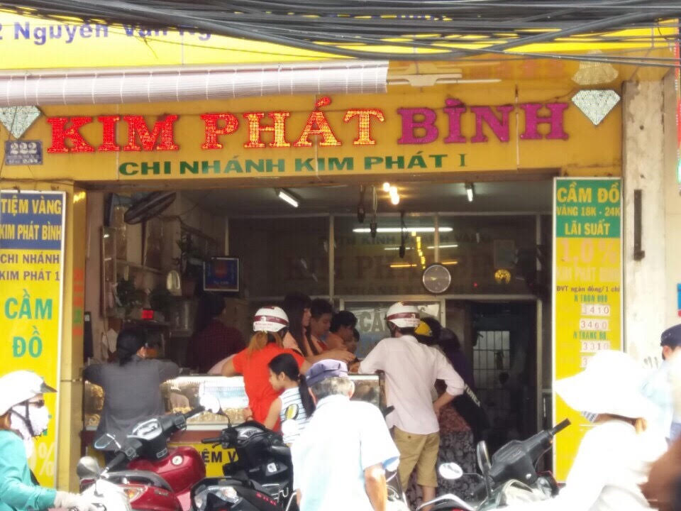 Nhiều tiệm vàng ở TP HCM rất đông người đến giao dịch nhưng chủ yếu mua vào các loại vàng nhẫn và vàng may mắn từ 1 - 5 chỉ. Ảnh: Thy Thơ