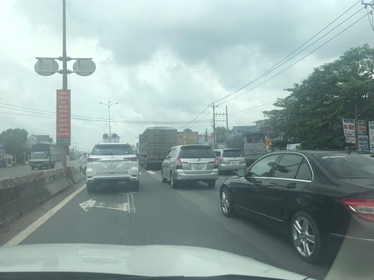 Kẹt xe nghiêm trọng trên cao tốc TP HCM - Long Thành - Dầu Giây